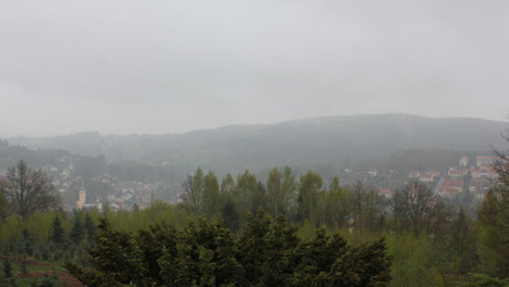 Vilken utsikt. Magisk by. Andra sidan berget, där ligger Tjeckien.